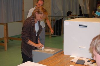 Woman-voting-in-2007-belgian-elections.jpg